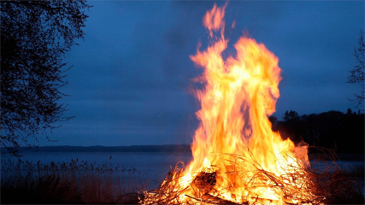 What are the best ways to stay warm while deer hunting?